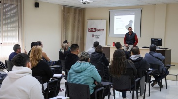 Onda Inserta refuerza la formación en logística con un curso de manejo seguro de carretillas