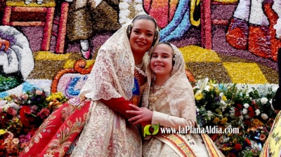 Burriana rinde homenaje a su patrona en la tradicional Ofrenda de Flores