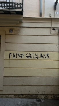 Lo Rat Penat denuncia un ataque con insultos y proclamas catalanistas a su sede