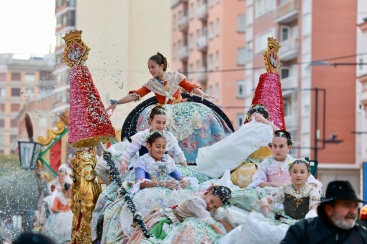 Coso Multicolor en Castelln con 5.500 kg de confeti para los ms pequeos