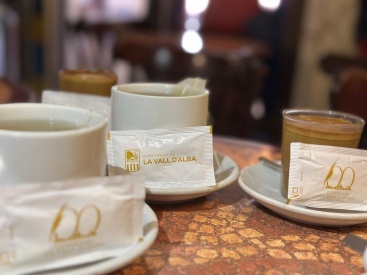Valld'Alba celebra el seu Centenari en bars i comerços repartint bosses i sobres de sucre commemoratius