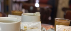 Valld'Alba celebra su Centenario en bares y comercios repartiendo bolsas y sobres de azcar conmemorativos