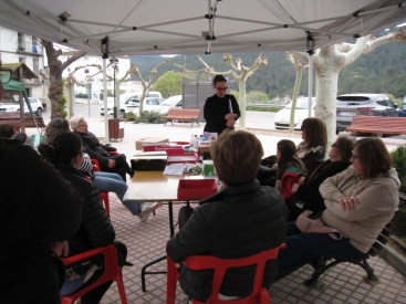 La farmacéutica Mònica Gozalbo imparte un taller de primeros auxilios y nutrición en l'Alcúdia de Veo