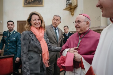 Begoña Carrasco felicita al obispo D. Casimiro Lopez Llorente en el 50º aniversario de su ordenación sacerdotal
