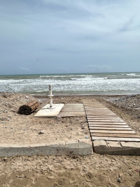 Oropesa del Mar garantiza la presión de agua en los lavapiés de sus playas con una nueva conexión a la red de agua desalada