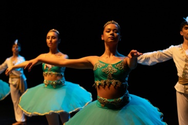 Más de 100 bailarines protagonizan el espectáculo 'Danza:aquí y ahora'