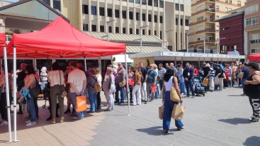 Javier Sierra y Luz Gabas inundan la Feria del Libro de lectores antes de su jornada final