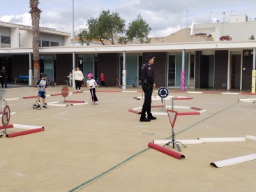 Moncofa forma a los escolares en seguridad vial con la colaboración de la Policía Local y la DGT