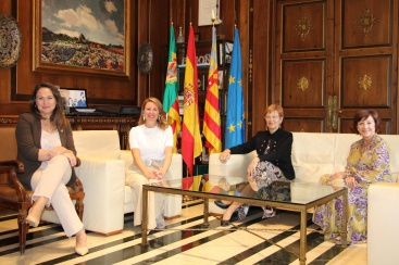 Begoña Carrasco recibe a Maira Barrieras como nueva presidenta de la Asociación Española Contra el Cáncer en Castellón