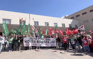 CSIF se concentra para reclamar más personal en Servicios Sociales de Castellón