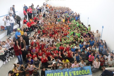 Más de 800 alumnos de Primaria practican pilota en Tavernes de la Valldigna