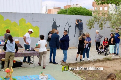 Els ve�ns del Grup San Jos� Obrer i Grup Reis comencen a pintar el nou mural que embellir� l'entorn dels seus barris