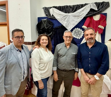 Visita de autoridades locales en la exposición de la Asociación de Vecinos