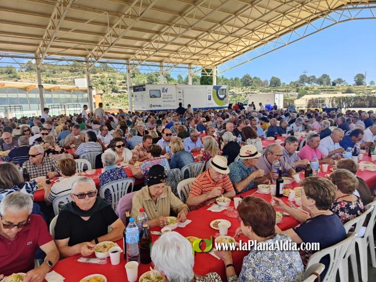 Cerca de mil jubilados celebran San Isidro en Alcora gracias al ayuntamiento y la caja rural 