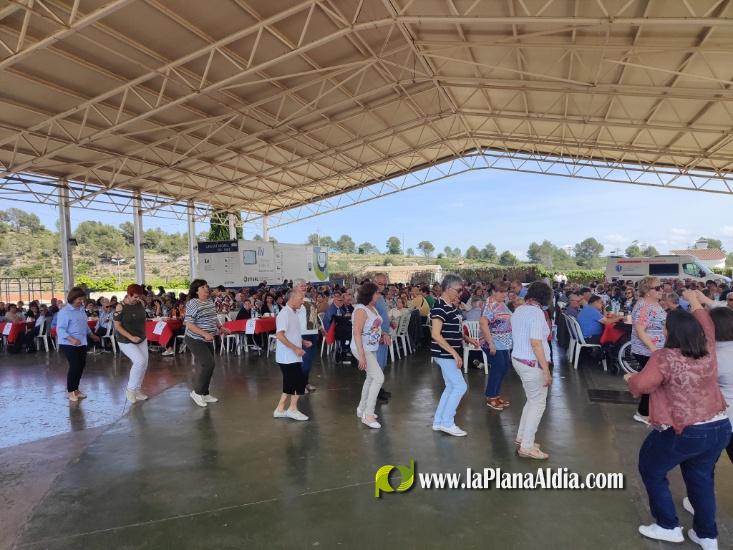 Cerca de mil jubilados celebran San Isidro en Alcora gracias al ayuntamiento y la caja rural 