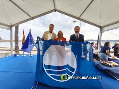 Burriana recibe las Banderas Azules que ondearán este verano en sus tres playas