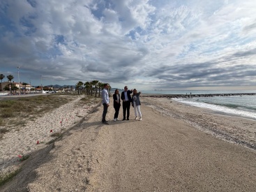 PortCastell aporta arena para mitigar la regresión en la playa de Almassora