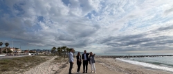 PortCastell aporta arena para mitigar la regresin en la playa de Almassora