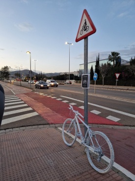 Compromís propone reconocer las bicicletas blancas como memoriales por las víctimas ciclistas