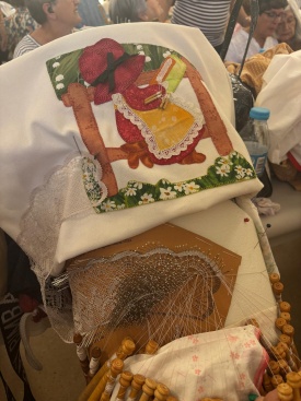 Bolilleras se reúnen en Cabanes para promover la artesanía textil