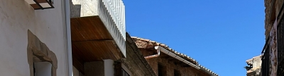 Cabanes luce el arte de los 'cobertors' en una exposición en los balcones