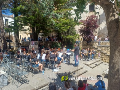 La música de banda juvenil une pueblos y emociona en Benassal