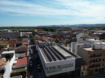 Moncofa culmina la instalación de placas fotovoltaicas en el colegio y la biblioteca, a través de fondos europeos