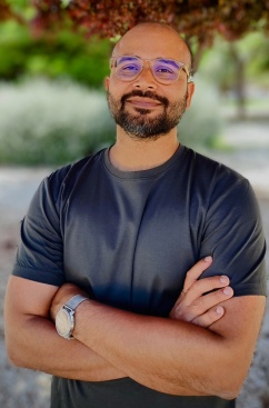 La RSEQ galardona al investigador del INAM-UJI Nishant Singh como líder de un equipo de investigación centrado en la creación de sistemas dinámicos parecidos a la vida