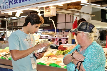 Encuestas para definir el futuro equipamiento del Censal Parc llegan al Mercado Central de Castellón