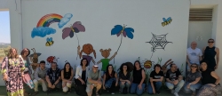 El MACVAC pinta un mural contra la violencia vicaria en la escuela de Vilafams