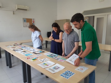 Jurado valora los trabajos del Concurso de Diseño de Portada de la Agenda Joven en Almassora