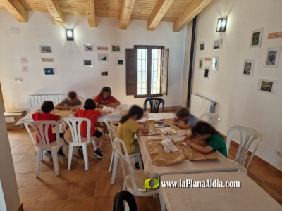 Vistabella viaja a la prehistoria con un taller de pinturas rupestres para niños y niñas