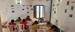 Vistabella viaja a la prehistoria con un taller de pinturas rupestres para nios y nias