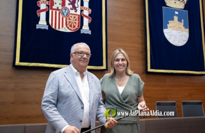 Marta Barrachina respalda a Rafael Albert en su toma de posesión como nuevo alcalde del Ayuntamiento de Oropesa del Mar