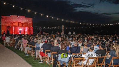 El ciclo ntims al Castell conquista al pblico con el humor del monologuista ngel Martn