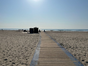 El PSPV denuncia la eliminación de toldos en la playa accesible de Castelló