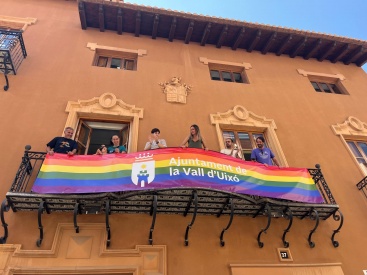 El Ayuntamiento de la Vall d'Uixo conmemora desde hace 10 años el Día del Orgullo LGTBIQ+