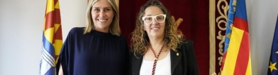 Marta Barrachina abrigalla a Ana Beln Carratal en la seua investidura com a nova alcaldessa de La Vilavella