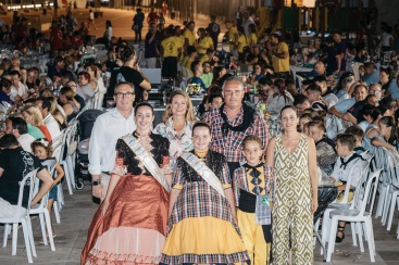 Multitudinari 'sopar de pa i porta' en les festes de Sant Pere 2025