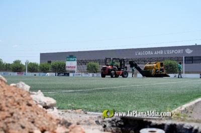 L’Alcora inicia la renovación del césped artificial del campo de fútbol ‘El Saltador’