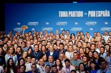 Delegación valenciana en el Congreso Nacional del PP se fotografía con Miguel Tellado