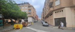 LAlcora adapta aceras de calle Serreries y mejora la zona de la Plaza de las Bolilleras para facilitar el paso a personas con movilidad reducida