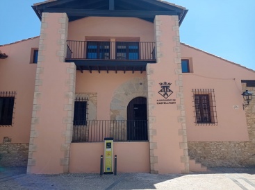 El escudo y el indicativo del Ayuntamiento ya están en la fachada del consistorio de Castellfort