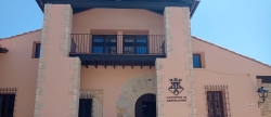 el-escudo-y-el-indicativo-del-ayuntamiento-ya-estan-en-la-fachada-del-consistorio-de-castellfort