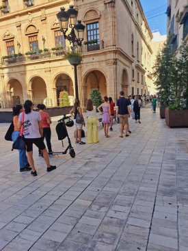 Compromís responsabilitza al PP per les llargues cues i les cites prèvies a 20 dies en l'atenció ciutadana