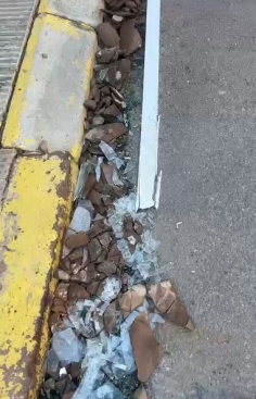 Veïns de Nules netegen els danys del temporal davant l'abandó municipal