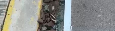Vens de Nules netegen els danys del temporal davant l'aband municipal