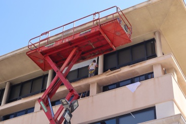 Burriana inicia los trabajos de pintura en la fachada del edificio consistorial