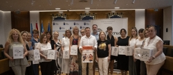 El Ayuntamiento y la Federaci del Comer premian a 18 clientas en la campaa La de toda la vida, celebrada por Santa Magdalena