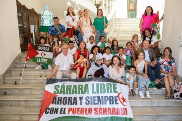 La alcaldesa de Castellón recibe a los niños y niñas saharauis del programa Vacaciones en Paz de la asociación Smara